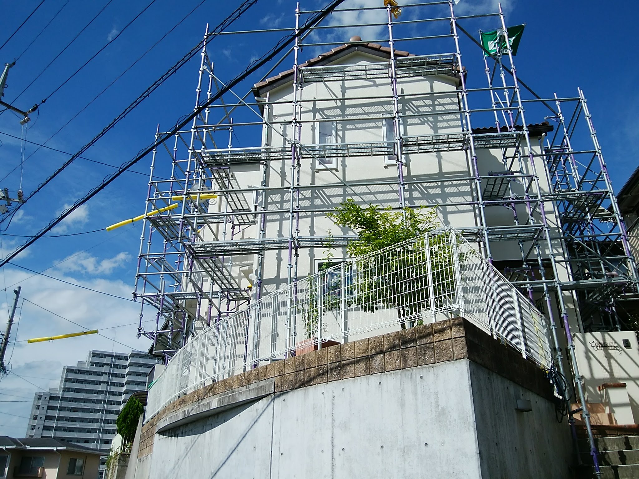 高低差がある現場の足場組み立て スタッフブログ 広島 廿日市 東広島のリフォームなら山根木材 高低差がある現場の足場組み立て スタッフブログ 広島 廿日市 東広島のリフォームなら山根木材