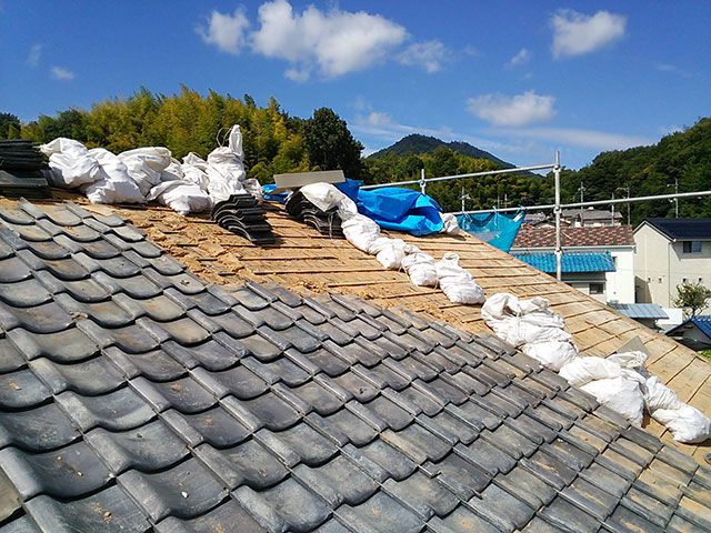 瓦の葺き替え工事中!