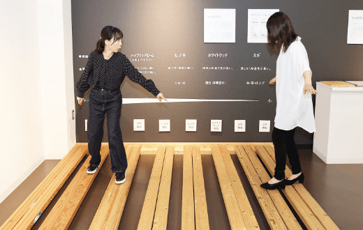 自分の足でたわみを実感!木材比較コーナー